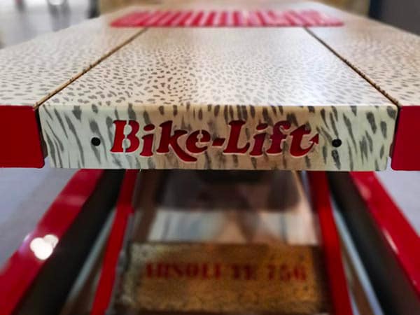 Allestimenti-personalizzati-per-officine-moto
