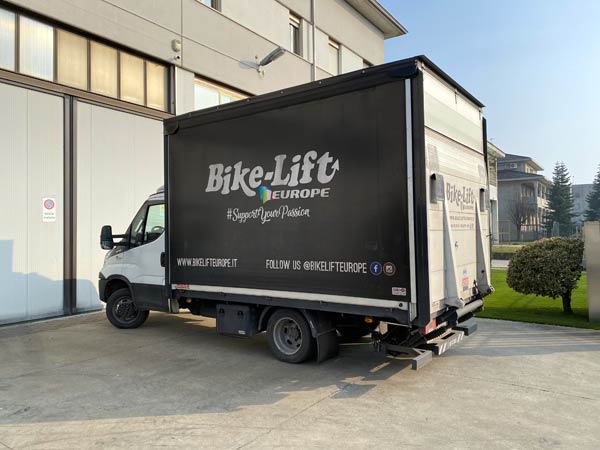 Assistenza-allestimento-garage-custom-moto